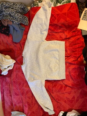 Grå tjock tröja - En grå tjock tröja från Gina Tricot är i XS och är litet för kort i armarna för mig som är 174-175 cm