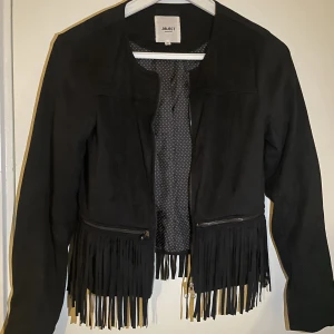 Jacka - En svart jacka, knappt använd, kan ta bort den hängande detaljen