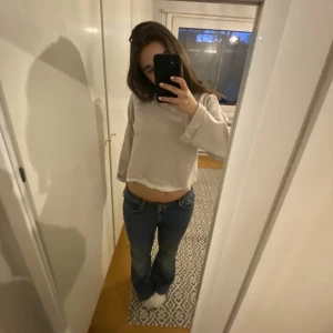 Fin tjocktröja  - Fint stickad tjocktröja som går ut i armarna, beige  