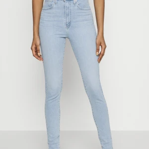 Levi’s jeans - Fina Levi’s jeans i storlek 26, bekväma och sparsamt använda. Långa i benen 