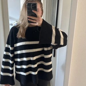 Randig stickad tröja - En superfin randig stickad tröja ifrån Ginatricot. Använd 3 gånger. Storlek m