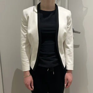 Vit kavaj  - Vit kavaj med svarta detaljer. Bra skick, strl XS.