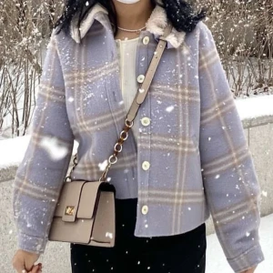 Lila jacka med päls  - En så söt lila jacka med false furr som endast blivit använt fåtal gånger nypris  1300kr