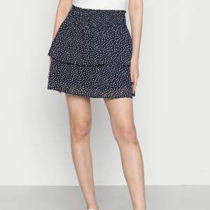Säljer denna kjol från only. Köpte förra sommaren för 270 kr, knappt använd och därav nyskick.💓💓 