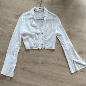 Linneblus - Aldrig använd. Jätte skön med fina snäckknappar och slits vid armarna