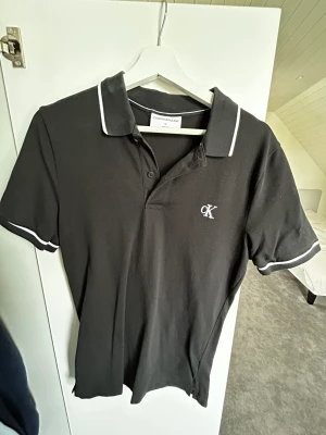 Calvin Klein piké  - Storlek: M   Använd väldigt lite, nyskick, priset kan diskuteras  Köpte för 899 Pris nu 300 (kan diskuteras)