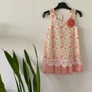 Beautiful summer’s dress. Worn once. Size 18 months. It says two pieces (came with white underwear), but I am only selling the dress.  Cat in home.