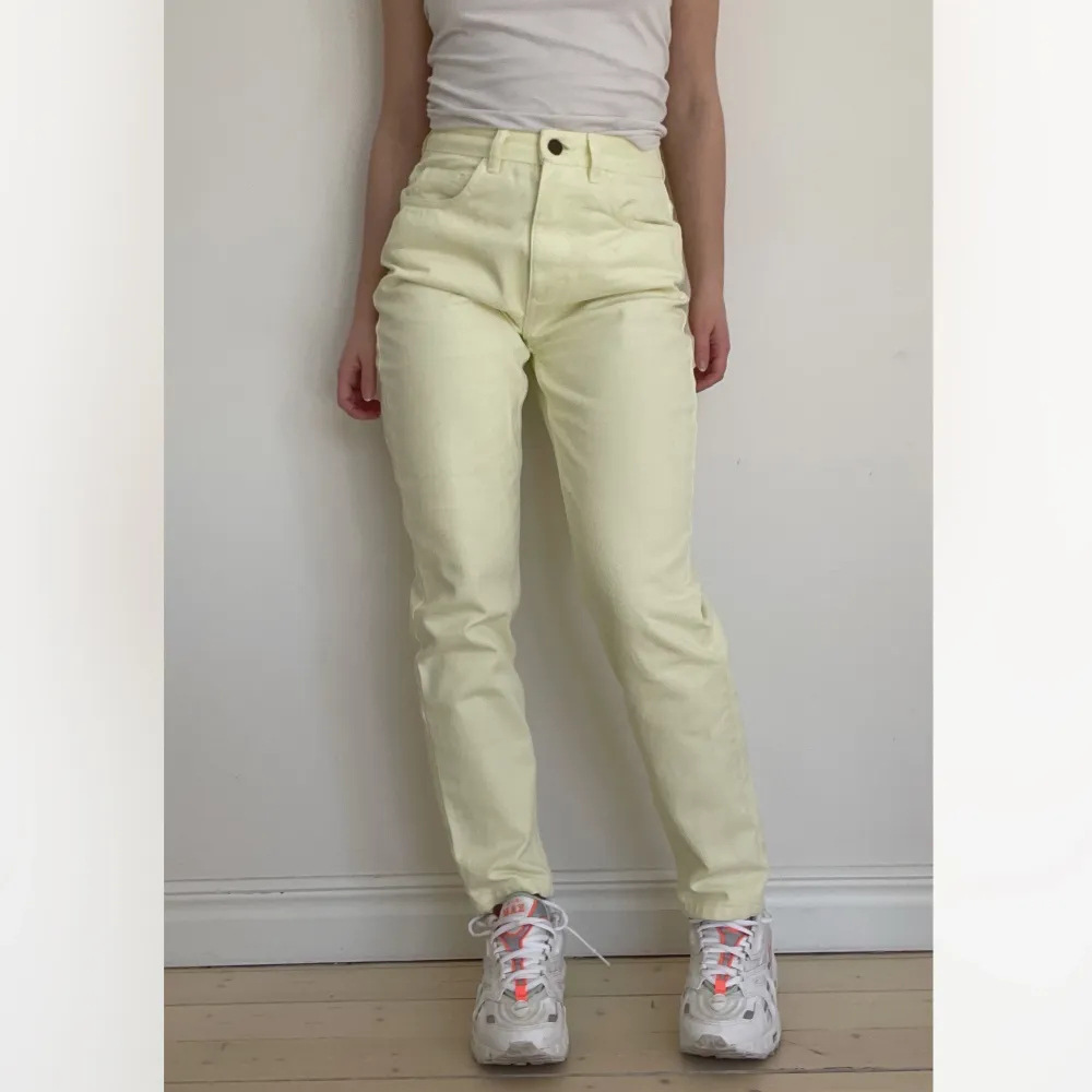 Jeans från Reclaimed vintage i ljusgult. Strl W26. Färgen är lite mer intensiv i verkligenheten än på bild. Se även mina andra annonser, 3 för 2 på allt! 💫. Jeans & Byxor.