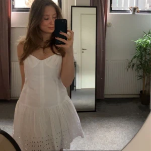 Student klänning zara - Säljer den fina vita klänningen från zara, perfekt för studenten. Helt oanvänd, lapp kvar. Nypriset låg på 299-399 kr kommer ej ihåg då det ej syns på lappen🩷🫶🏼storlek s