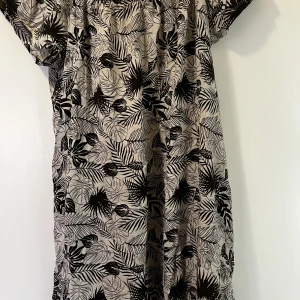 Blommig klänning  - En blommig klänning som du både kan ha off shoulders och vanligt på axlarna. Använt i bra skick. Storlek one size. Kan skickas med frakt, Swish betalning. 