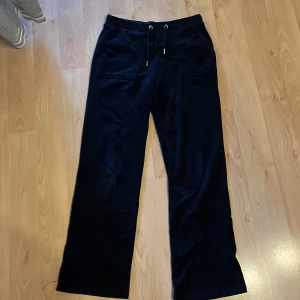 Juicy byxor - Ett par svarta juicy byxor, använda 3 ggr, nyskick. Säljer pga inte min storlek💘 tryck ej på köp nu, skriv till mig först! Kan byta mot moltifärgad zara kjol eller Zadig &voltaire tröja/ väska/ sak💘