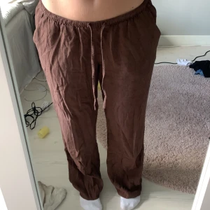 Lågmidjade linnebyxor - Bruna linnebyxor som är lowwaist, går att dra upp dom till midwais också om man vill men dom är lowwaisted. Bra längd för mig som är 158 så ni kan utgå från den längden. 