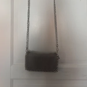 Tiamo väska - Säljer min tiamo väska. Ändvänts en del men den är i fint skick o inga skador. Priset kan diskuteras och köparen står för frakt!💓💓