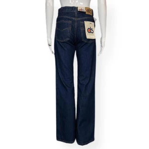 Jeans  - “Tight fit with flare. Zip fly” Från Davy’s Jeans, prislapp kvar. Orginalpris 29€. Passar dockan bra, dock lite tajt runt höften. MÅTT: Storlek 28/170 100% bomull. MÅTT: Midjebredd 35cm, grendjup 25cm, höftbredd 41cm & innerbenslängd 82cm. 