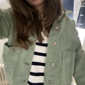 GRÖN JEANSJACKA  - Så så snygg jeansjacka i lite militärgrön färg köpt second hand💗jättefint skick och så fin till våren🥰🥰skulle säga att jackan är som en s💗💗