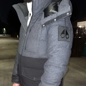 moose knuckles jacka - Säljer en väldigt fräsch jacka har haft den en vintras   Skick: mycket bra skick Pris kan diskuteras 