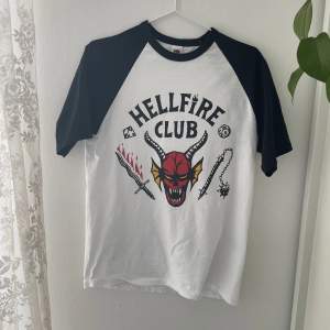 En Hellfire tröja från Stranger Things. Bara använd några gånger. 