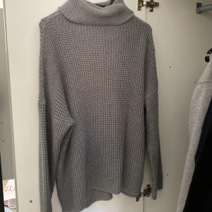 Stickad grå tröja  - Lite oversized. Sticker inget alls och är inte jättetjock. Fint skick 