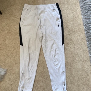 Vita Ralph lauren byxor   - Mjukisbyxor men även snygga och stilrena till vardags. Fint skick. Funkar till både killar och tjejer 