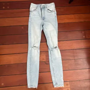 Fräscha skinny jeans, rätt så tighta och i storlek 32. 