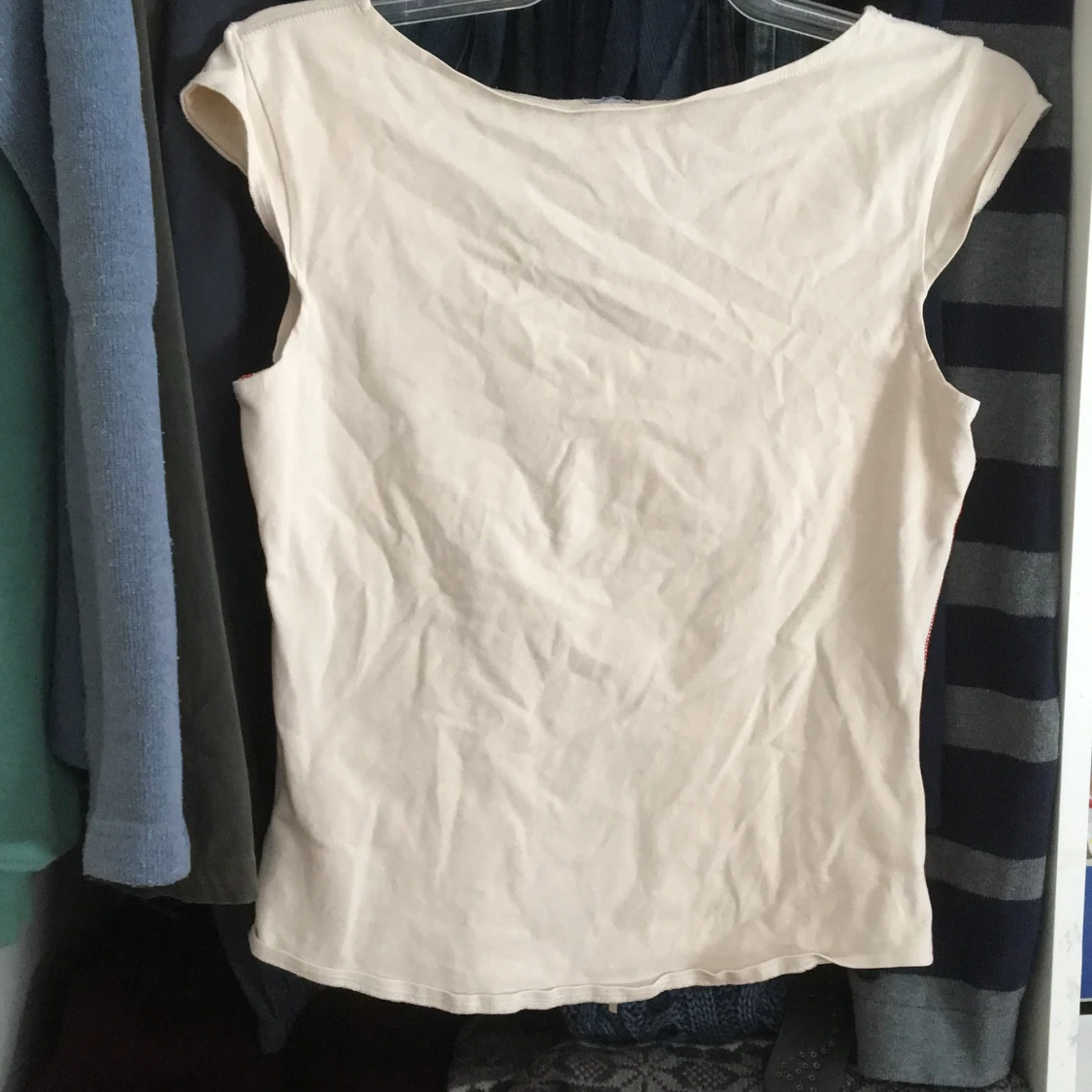 Off-white t shirt med röd skrift - 91