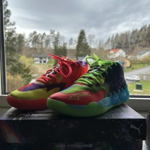 LaMelo Ball MB.01 BE YOU - Storlek 42 Använda MAX 15 (om ens det) Skick 8/10 Har ej använt skorna pga att det är för stora, men annars bra och sköna skor! StockX $274
