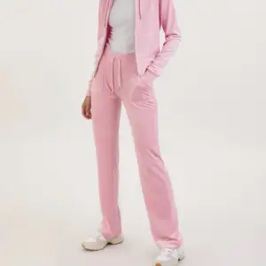 Säljer ett par jätte fina juicy couture byxor i en härlig rosa färg. Inga skador och är i otroligt bra skick. Bara använt få tal gånger. Passar dig perfekt som är 150-16 cm lång. Vid intresse är det bara att höra av sig och närmare bilder kan man få!☺️