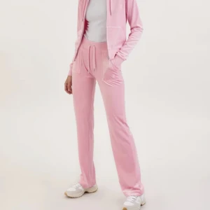 Juicy couture  - Säljer ett par jätte fina juicy couture byxor i en härlig rosa färg. Inga skador och är i otroligt bra skick. Bara använt få tal gånger. Passar dig perfekt som är 150-16 cm lång. Vid intresse är det bara att höra av sig och närmare bilder kan man få!☺️