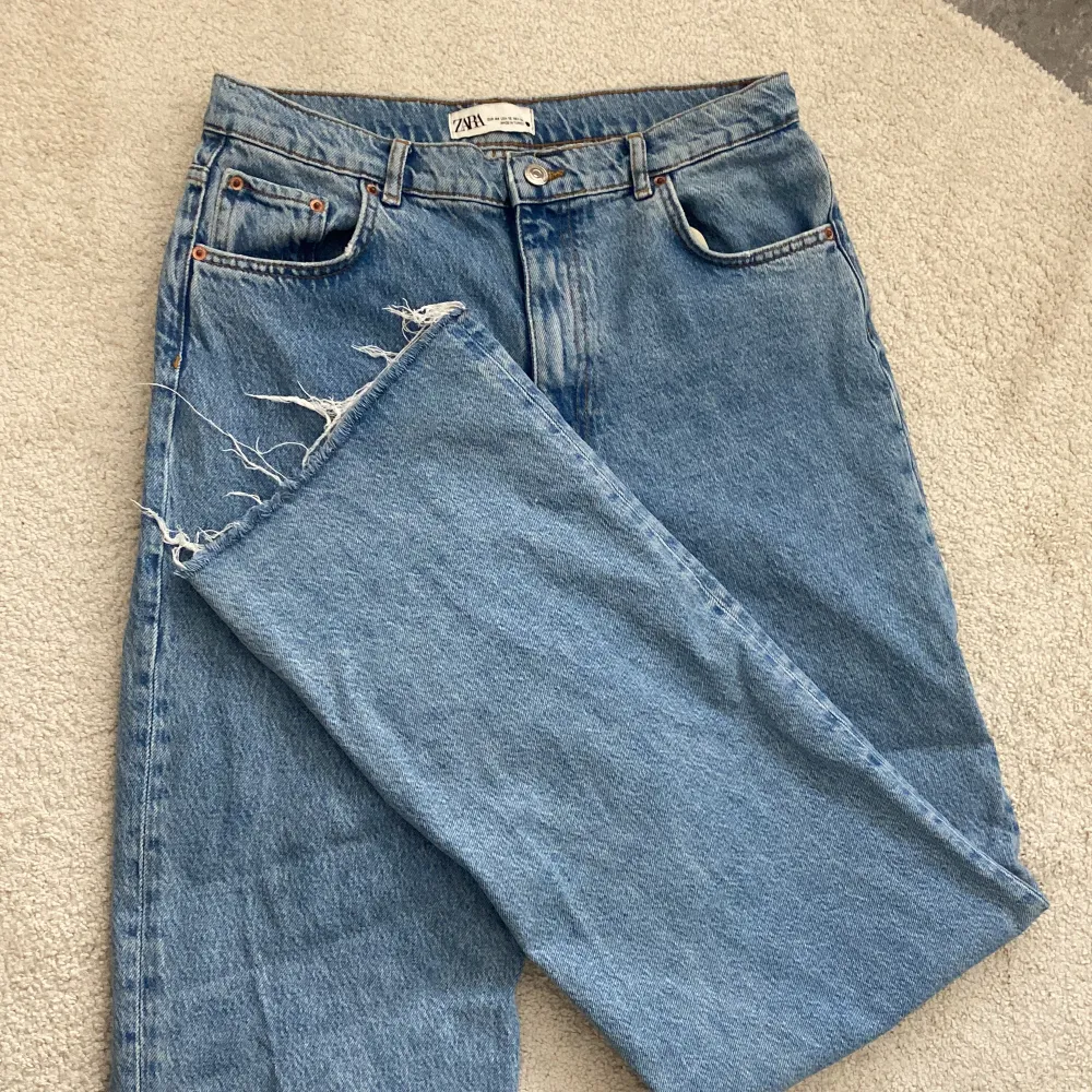 Blå jeans från Zara som har kvar att ge!💘 Avskuren detalj nedtill . Jeans & Byxor.