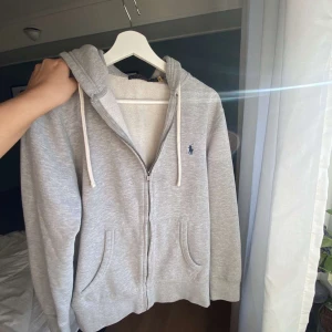 Polo Ralph Lauren hoodie - Grå Polo RL zip hoodie i fint skick. Nypris ca 1000kr 