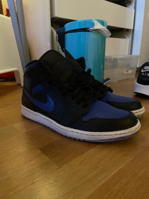 Jordan 1 mid blå - Fräscha skor från 2020 använda men bra skick på insidan av skorna