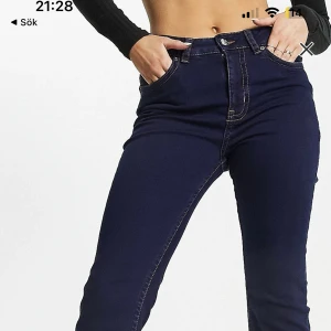 Asos design - utsvängda, lågmidja - Aldrig använda. Säljer då jag glömde returnera i tid. Original pris: 338:-  Midjan är mellan låg och vanlig midja. 
