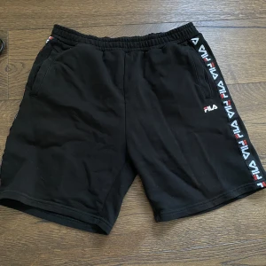 Fila Mjukisshorts - Hej, säljer ett par mjukisshorts från Fila. De är i bra skick. Storlek 170-176cm men passar lite olika beroende på. Hör av dig vid intresse!