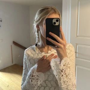 Studentklänning - En jättefin vit klänning som jag köpte vintage till studenten, säljer för jag har hittat en annan🤍🤍storlek skulle jag säga är xs/s petite 