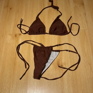 Brun bikini❤️ - Väldigt fin brun bikini från design by si! Storlek M men överdelen är mycket mindre ca XS/S och underdelen är M! Därför kunde jag tyvärr inte ha den. helt ny och aldrig använd! Underdelens skyddslapp är kvar! Båda för 285. Separata 130st.Skriv gärna❤️