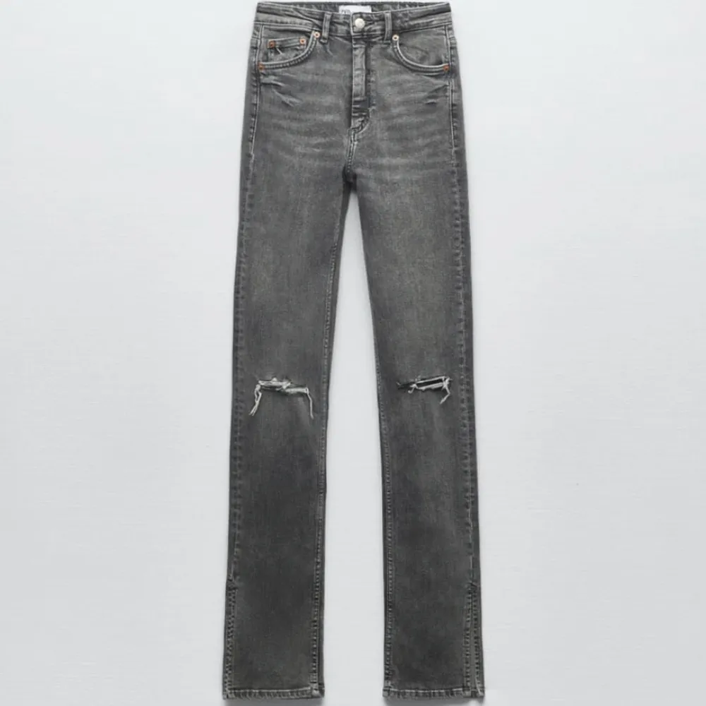 Ett par helt nya och oanvända jeans från zara i stl 36, prislapp finns kvar och säljer pågrund av att jag köpte dom i fel storlek 🤍. Jeans & Byxor.