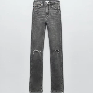 Zara jeans med slits  - Ett par helt nya och oanvända jeans från zara i stl 36, prislapp finns kvar och säljer pågrund av att jag köpte dom i fel storlek 🤍