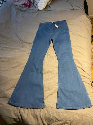 Högmidjade extremt utsvängda jeans - Helt nya och oanvända Jeans! Jeansen köptes för 450 kr men med tanke på att de skett rabatter så väljer jag att sälja dem för 199 kr! Jeansen framhäver mycket och utsvängningen är too die for😍 Vid upphämtning sker gemensamt beslut om vart vi möts upp☺️
