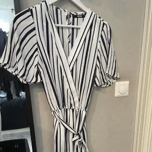 Bikbok jumpsuit randig med skärp, ny 