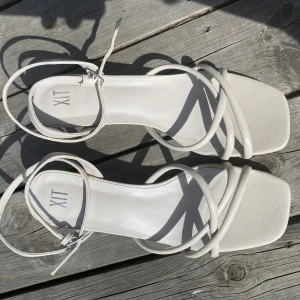 Låga klackar🌟 - Jätte fina låga klackar, bara använda en gång så i bra skick… perfekt till balen, bröllop eller vardagliga evenemang👍 De står storlek 41 men är små i storleken så passar på mig som har 39-40 i skostorlek👍