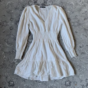 Zara klänning - Säljer en super fin zara klänning perfekt för sommaren. Klänningen är i ett super skönt linne material och är i storlek xs! Jag står ej för frakten💕