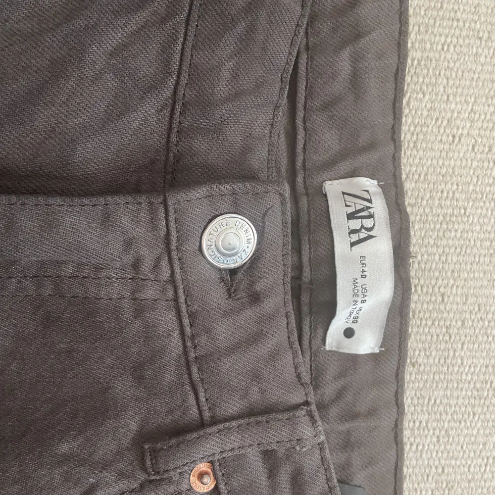 Skit snygga mörkbruna jeans från Zara med slits. Köpta för 359kr och aldrig använda. (Hund finns i hemmet)⭐️. Jeans & Byxor.