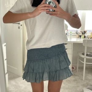 ZARA kjol - Säljer denna jättesöta kjol som är perfekt till sommaren!🌞Tror inte den säljs länge i butiker🤗 