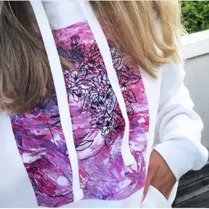 Säljer denna skitsnygga hoodien med unikt tryck ifrån The Cool Elephant!💕 Är i trycket ”flowergirl”, strl S! Nypris 599 Säljer för 199 + köpare står för frakt❣️