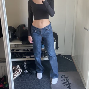 lowwaisted jeans - säljer dessa lågmidjade jeans köpta secondhand! märket är dock esprit. bra skick:) säljer då de är liiite för stora på mig, längden är dock bra för mig som är 166, kan passa upp till 170 ca med. skriv för frågor! kolla gärna min profil för massa mer 💓