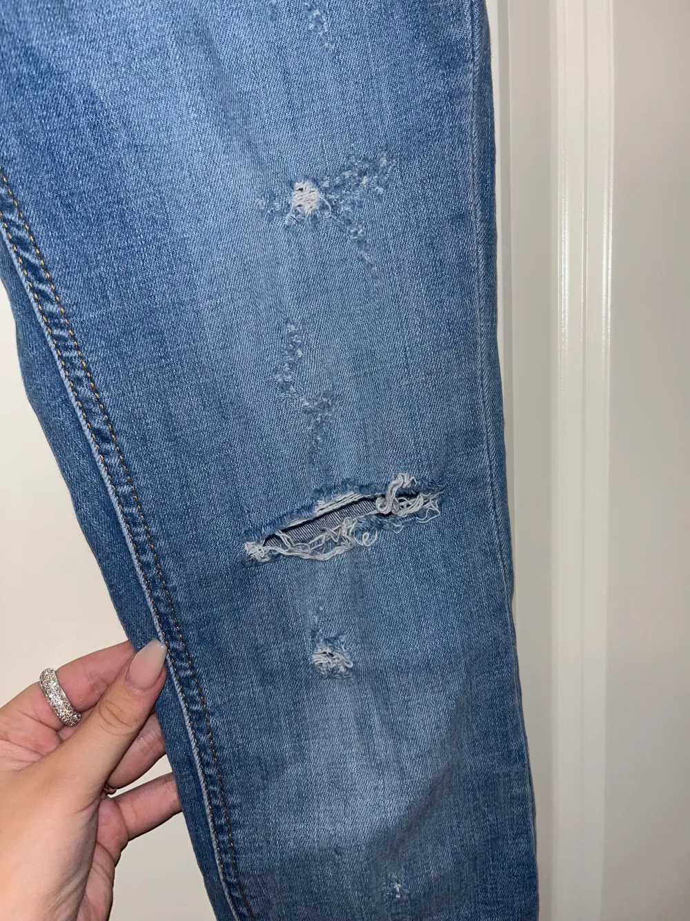 Ett par vanliga ihålliga jeans med en fungerande dragkedja och ganska stretchigt material för att vara jeans.. Jeans & Byxor.