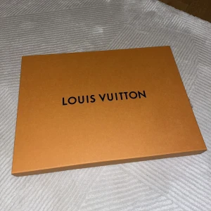 Louis Vuitton Monogram Shine Shawl - Sjal från Louis Vuitton storlek 142x142 Oanvänd! ÄKTA  Köptes december 2022 Nypris 550 euro 