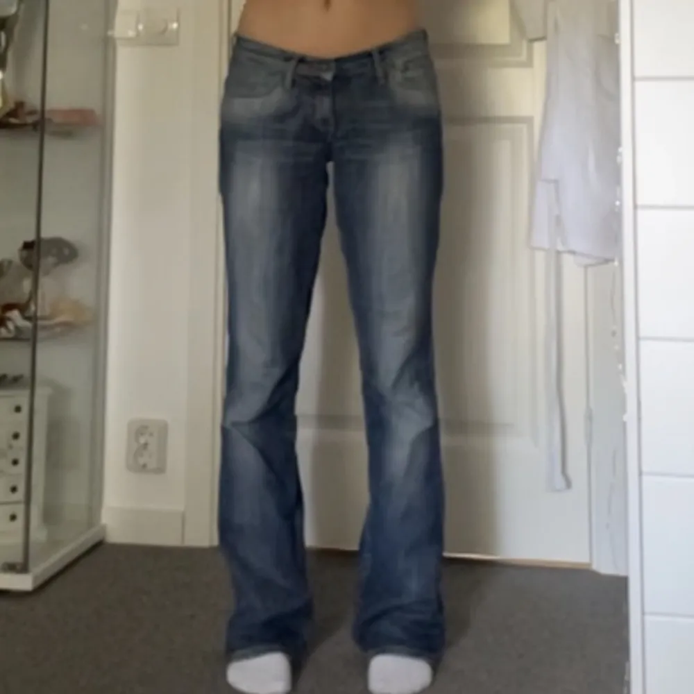 Säljer mina lågmidjade big star jeans då de inte kommer till användning längre💗 skriv om ni vill ha fler bilder. Sitter perfekt på mig som är 169 men är lite långa då passar längre. Jeans & Byxor.
