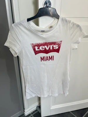 Levi’s tröja  - Vit Levi’s t-shirt i storlek XS. Köpt i Miami. Fint skick! 50kr plus frakt. Har mycket fler plagg ute tillsalu! 
