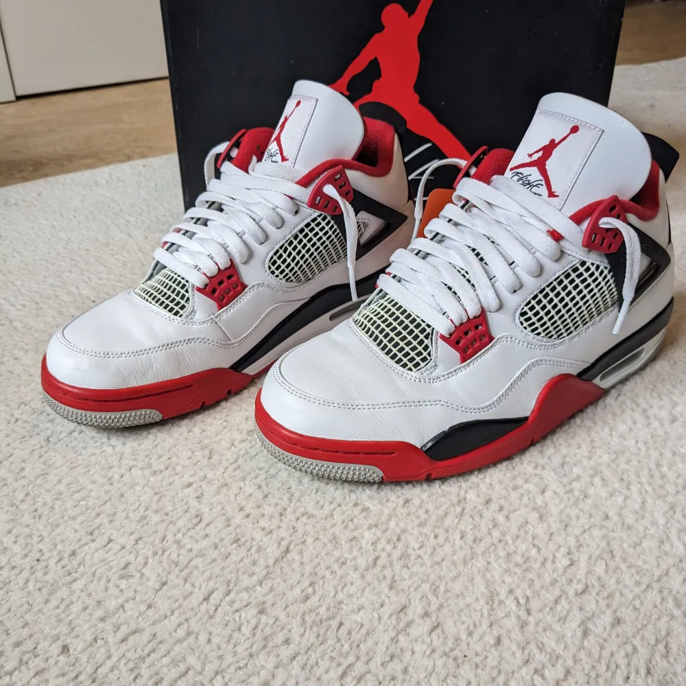 Säljer ett par air Jordan 4 Retro fire red i storlek 46. Köpta 2021 från 'Sold Out', kvitto finns. Använda endast 3 ggr sen inköp och är i mycket fint skick, nästan som nya. Skickar med original kartongen. Priset är diskuterat vid snabb affär. Skor.